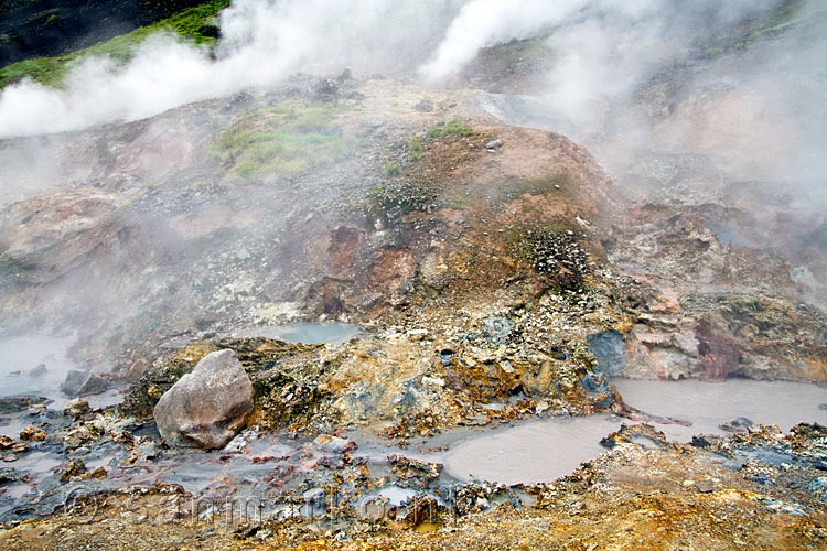 Overal waar je kijkt de mooie keuren door solfatare in Reykjadalur in IJsland