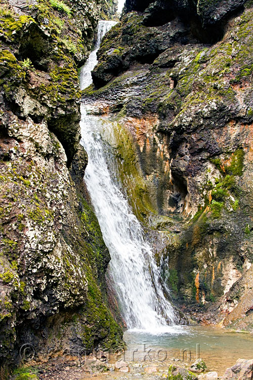 De ontzettend leuke waterval aan het einde van het wandelpad in Reykjadalur