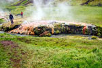 Immense felle kleuren door bacteriën en schimmels in het warme water in Reykjadalur