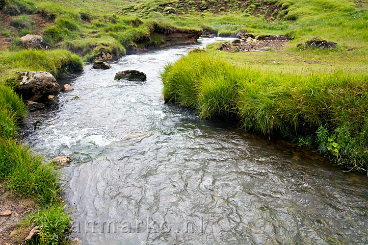 De warme rivier door Reykjadalur wordt gebruikt ook als hot springs in de natuur