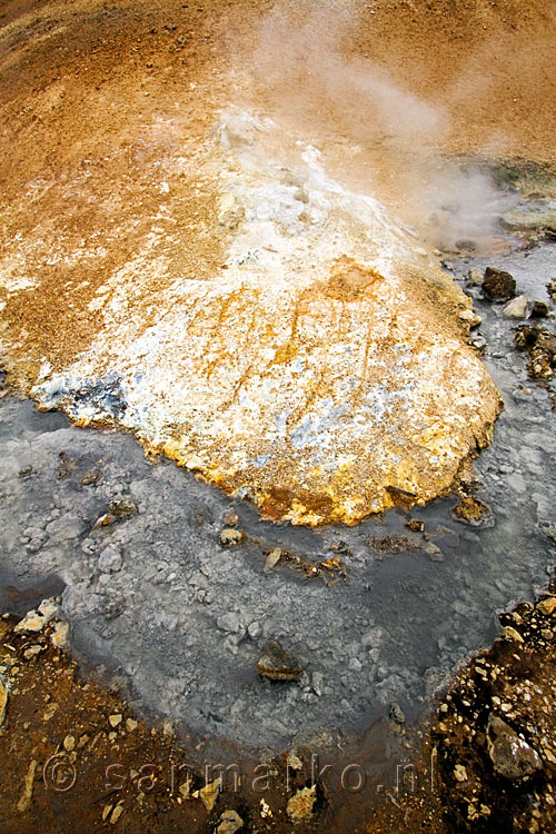 Hete stoom en een heel warm riviertje bij Seltún op Reykjanes