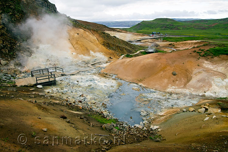 Een overzicht van de solfatare van Seltún op Reykjanes op IJsland