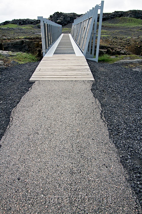 De brug die Amerika verbind met Europa op Reykjanes op IJsland