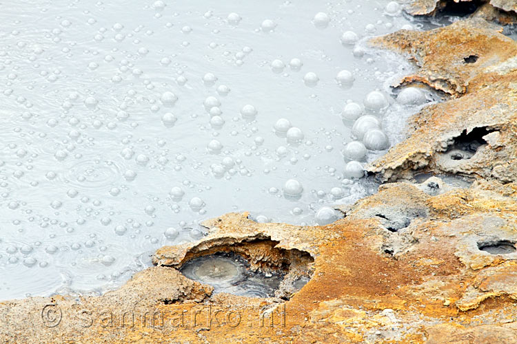 Bubbelend water door geothermische activiteit bij Gunnuhver op Reykjanes