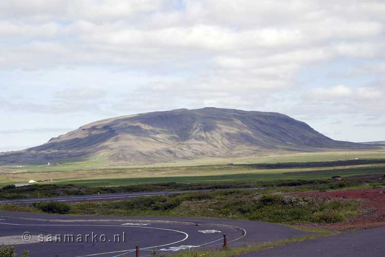 Uitzicht op Búrfell vanaf de krater Kerið op IJsland