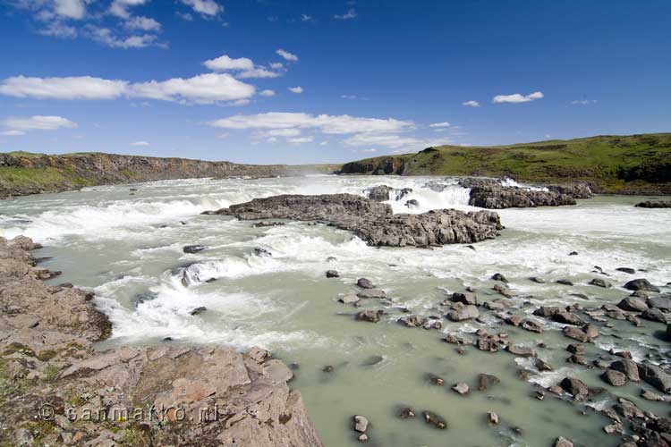 Een verborgen waterval, de Urriðafoss bij Selfoss in IJsland