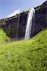 De bekende Seljalandsfoss waterval bij Vík in IJsland