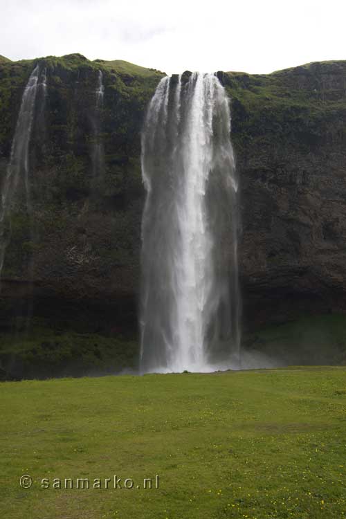 De Seljalandsfoss waterval vanaf de parkeerplaats bij Vík in IJsland