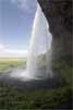 De Seljalandsfoss waterval vanaf de achterkant bij Vík in IJsland