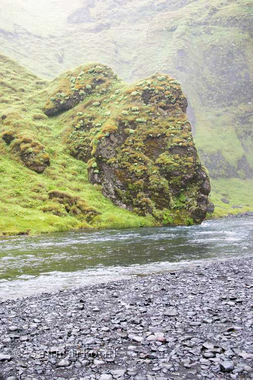 Begroeide rotsen bij Sólheimajökull gletsjer bij Vík in IJsland