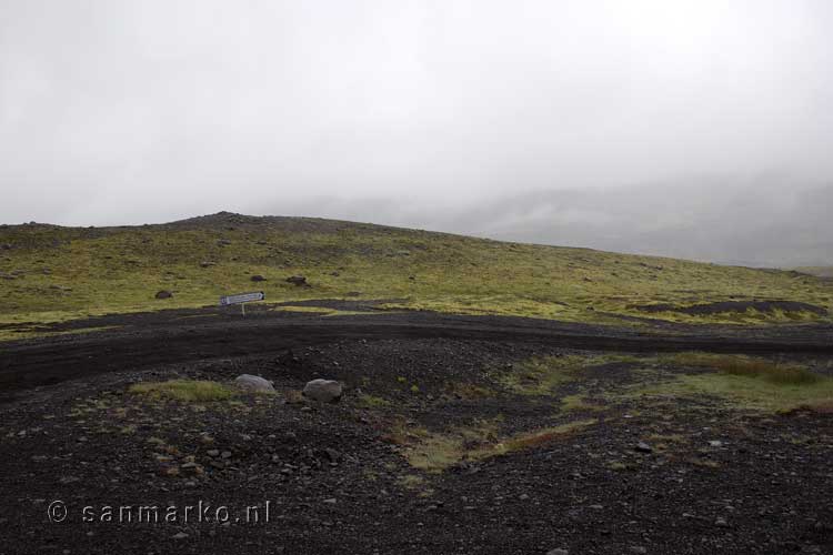 De weg naar de Sólheimajökull gletsjer bij Vík in IJsland