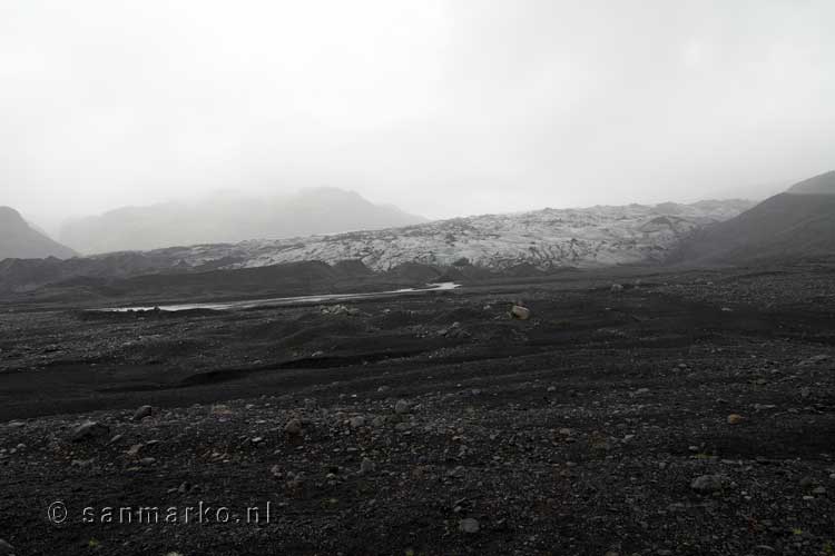 Wandelend naar de Sólheimajökull gletsjer in IJsland