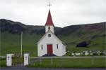 De kleine mooie Reyniskirkja kerk bij Vík in IJsland