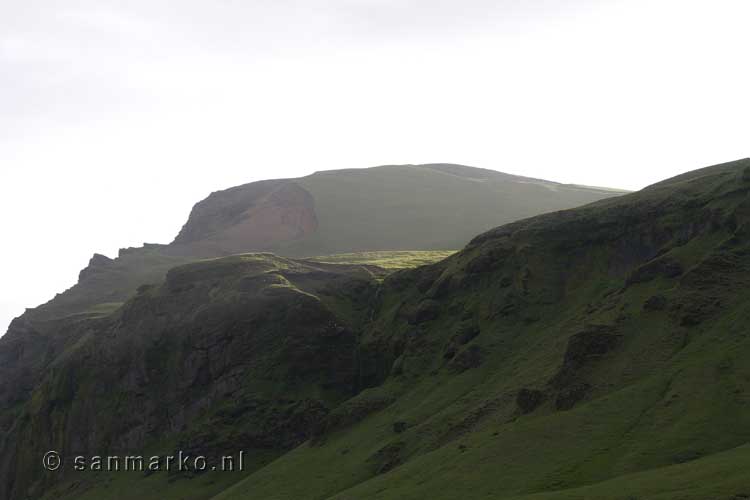 Uitzicht op Reynisfjall in een heerlijk zonnetje in IJsland