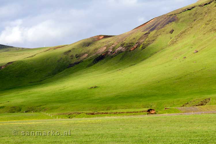 Spectaculaire groene heuvels in Mýrdal bij Vík in IJsland