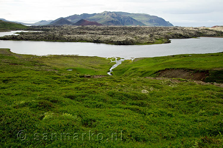 Vanaf de parkeerplaats uitzicht op Eldhraun bij Selvellir op Snæfellsnes
