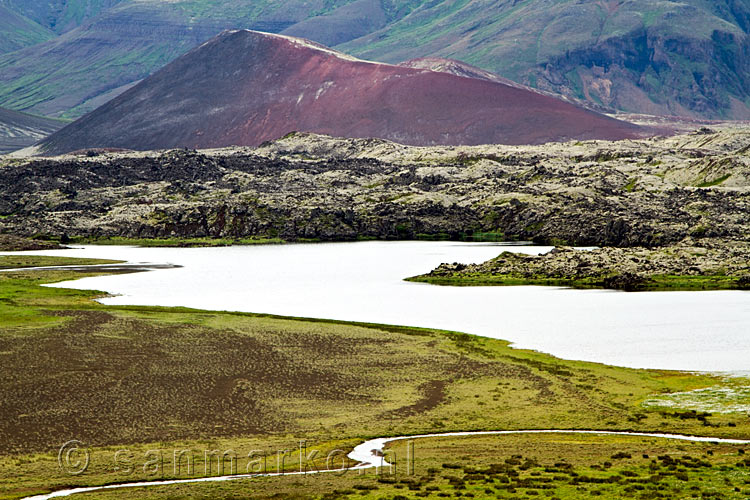 Een mooi vulkanisch uitzicht vanaf het wandelpad naar de kloof Selvellir