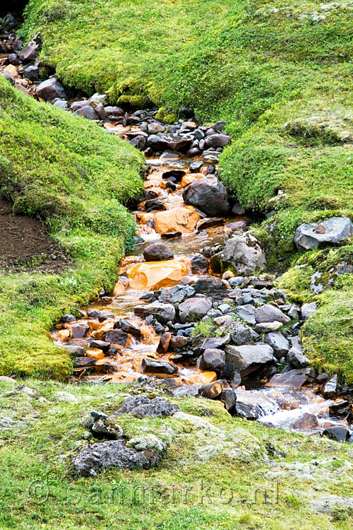 Het water in de beek door de kloof Selvellir bevat in ieder geval veel ijzer