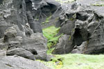 Zwarte schitterende steen creaties in het landschap van Selvellir op Snæfellsnes