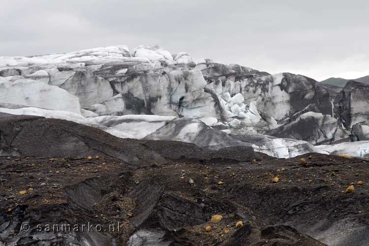 De grote ijsmassa van de gletsjer Svínafellsjökull bij Skaftafell in IJsland