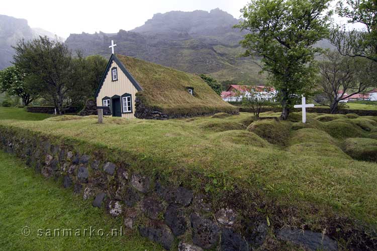 De kenmerkende kerk met zijn grasdak in Hof in Oræfi in IJsland