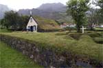 De kenmerkende kerk met zijn grasdak in Hof in Oræfi in IJsland