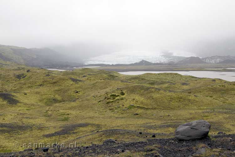 Wandelen naar het Fjallsárlón gletsjermeer bij Skaftafell in IJsland