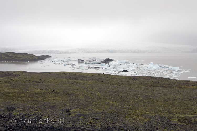 Uitzicht vanaf de parkeerplaats op het Fjallsárlón gletsjermeer in IJsland