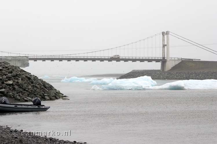 De brug over het Jökulsárlón gletsjermeer bij de Vatnajökull gletsjer in IJsland