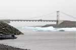 De brug over het Jökulsárlón gletsjermeer bij de Vatnajökull gletsjer in IJsland