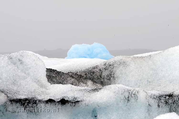 Enorm grote ijsbergen in het Jökulsárlón gletsjermeer in IJsland