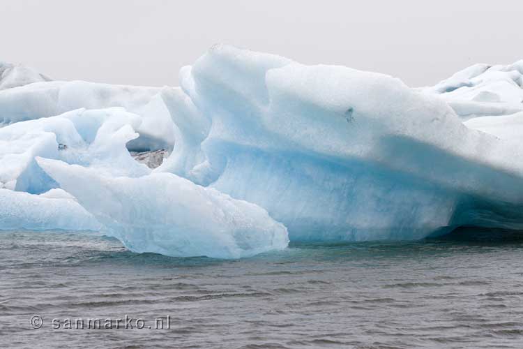 IJsbergen in alle vormen en maten in het Jökulsárlón gletsjermeer in IJsland