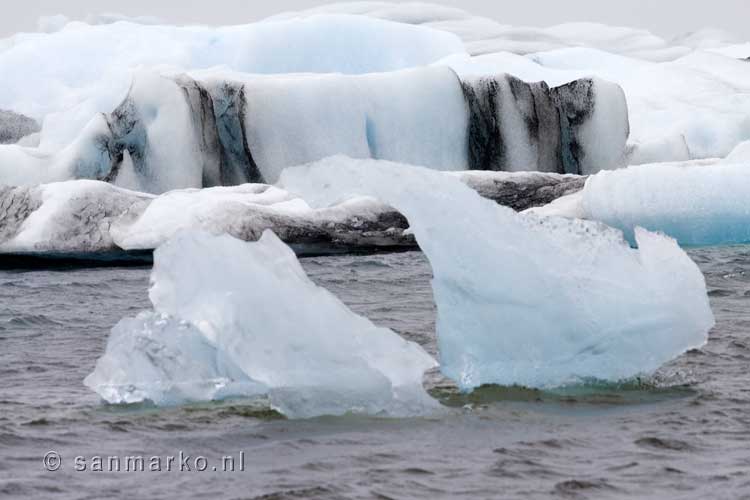 Uitzicht op de mooie ijsbergen in het Jökulsárlón gletsjermeer in IJsland