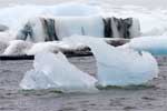 Uitzicht op de mooie ijsbergen in het Jökulsárlón gletsjermeer in IJsland