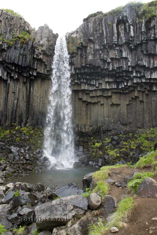 De Svartifoss waterval tijdens een wandeling in Skaftafell in IJsland