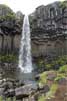 De Svartifoss waterval tijdens een wandeling in Skaftafell in IJsland