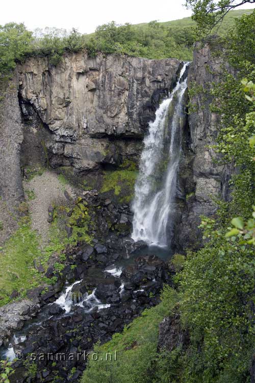 Na een steile klim het uitzicht op de Svartifoss waterval in Skaftafell in IJsland