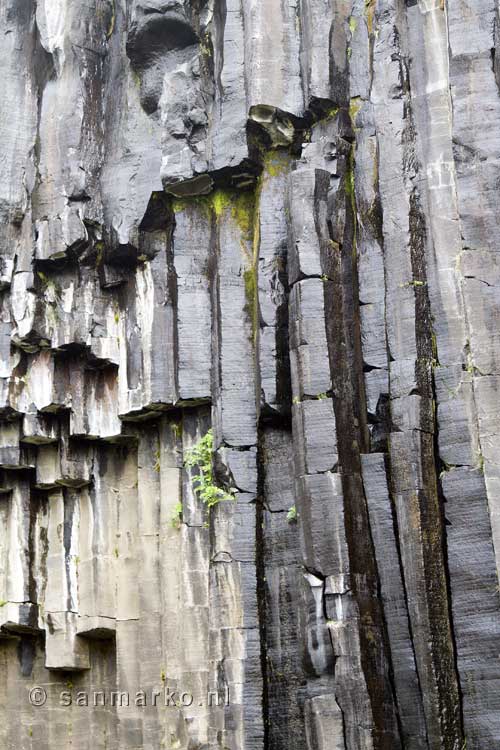Een close up van de Basalt Kolommen bij de Svartifoss waterval in Skaftafell in IJsland