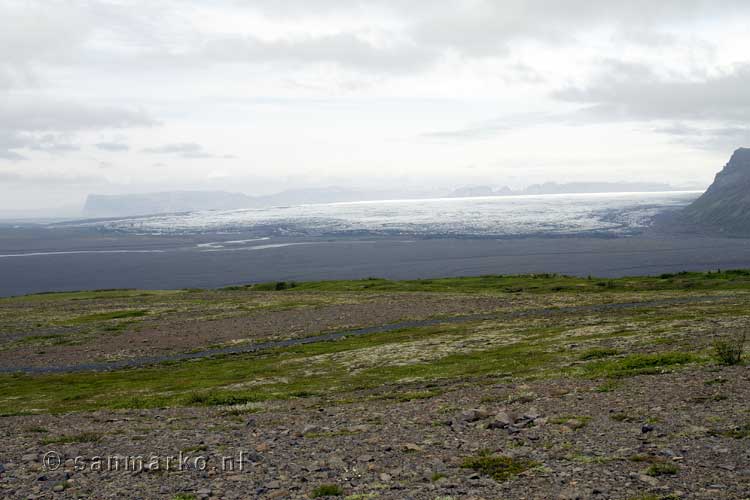 Vanaf de wandeling het uitzicht op de Skeiðarárjökull gletsjer in IJsland