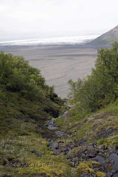 Tijdens de wandeling een beter uitzicht op de Skeiðarárjökull gletsjer in IJsland