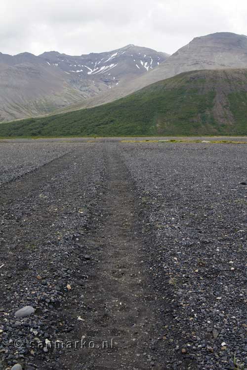 Het wandelpad door de leegte van Morsárdalur in IJsland