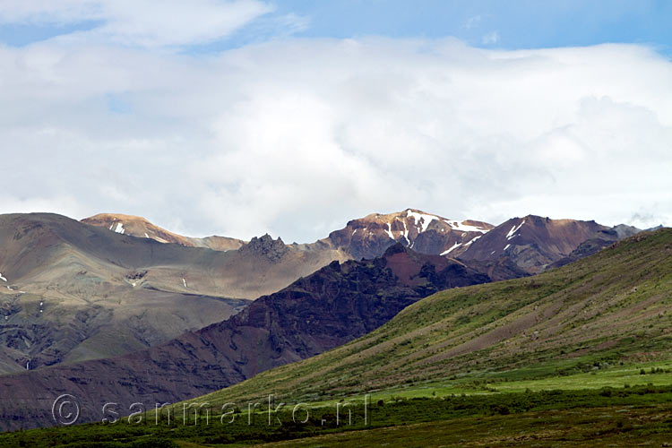 Een schitterend uitzicht over de bergen rondom Skaftafell National Park