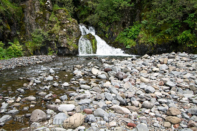 In een klein dalletje vlak bij de camping een leuke kleine waterval in Skaftafell NP