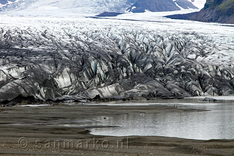 De mensen geven een indruk hoe groot Skaftafellsjökull in Skaftafell NP is