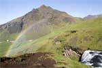 Watervallen veroorzaken regenbogen bij Skógar in IJsland