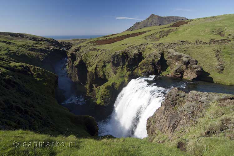 Wandelend door de schitterende natuur het uitzicht op watervallen in Skógar