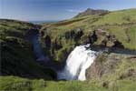 Wandelend door de schitterende natuur het uitzicht op watervallen in Skógar