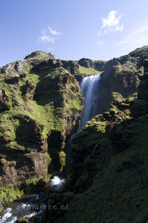 Aan het eind van onze wandeling een mooie waterval in Skógar in IJsland