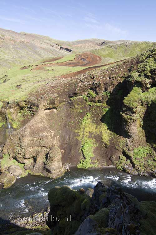 Uitzicht op het bijzondere landschap bij Skógar in IJsland