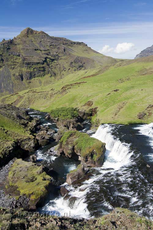 Wandelend langs de prachtige natuur bij Skógar in IJsland